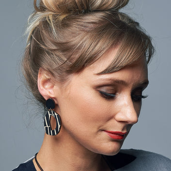 City pattern black wiggle earrings