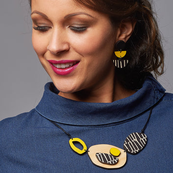 City pattern necklace in yellow