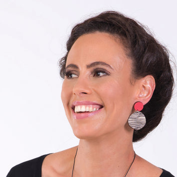 Retro wooden earrings in red with thin lines