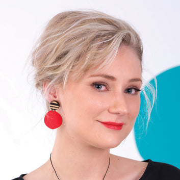 Retro wooden earrings in red with thick lines